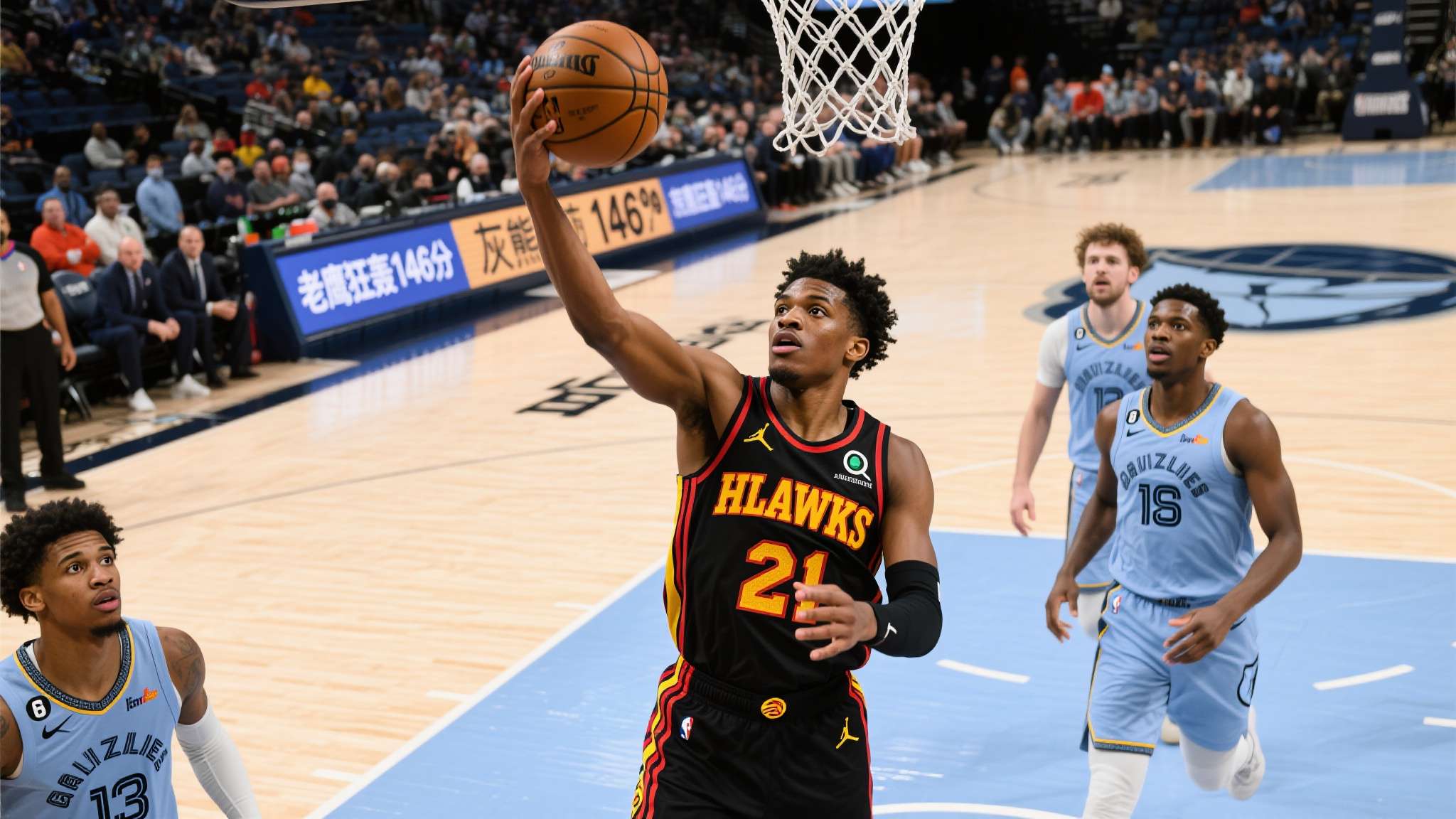 老鹰狂轰146分,灰熊防线崩盘,替补奇兵库明加成关键变量 2024年NBA赛季一场引人关注的对决中,亚特兰大老鹰以惊人的火力输出砍下146